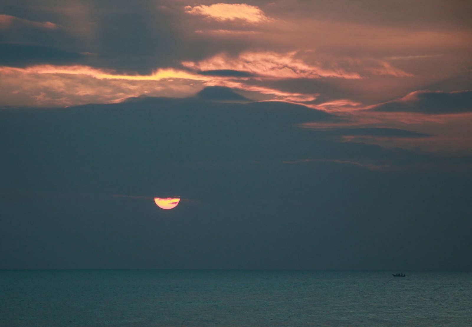 Amanecer sobre el mar