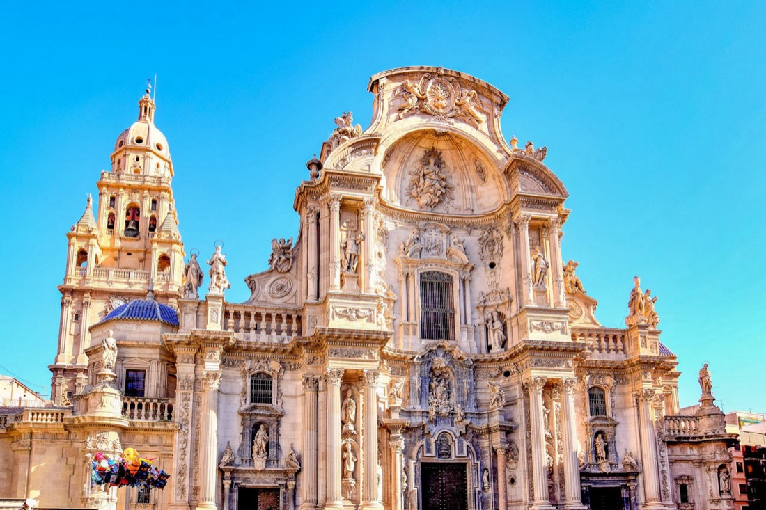 Catedral de Murcia bajo un cielo azul